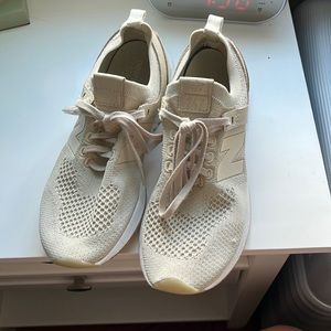 New balance tennis shoes